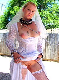 Collared bride gives her holes for all wedding guests