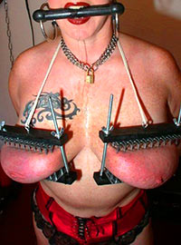 Masochist from Los Angeles crushes her tits with spiked vise